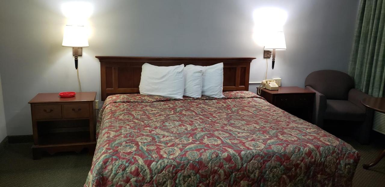 Swiss Village Inn Юрика Спрингс Экстерьер фото