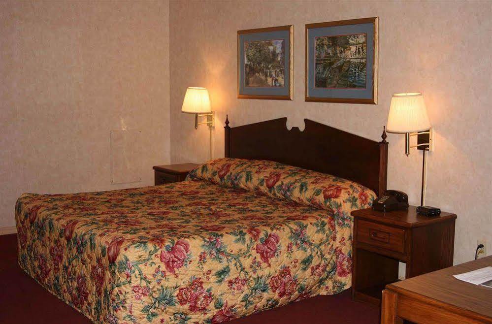 Swiss Village Inn Юрика Спрингс Экстерьер фото