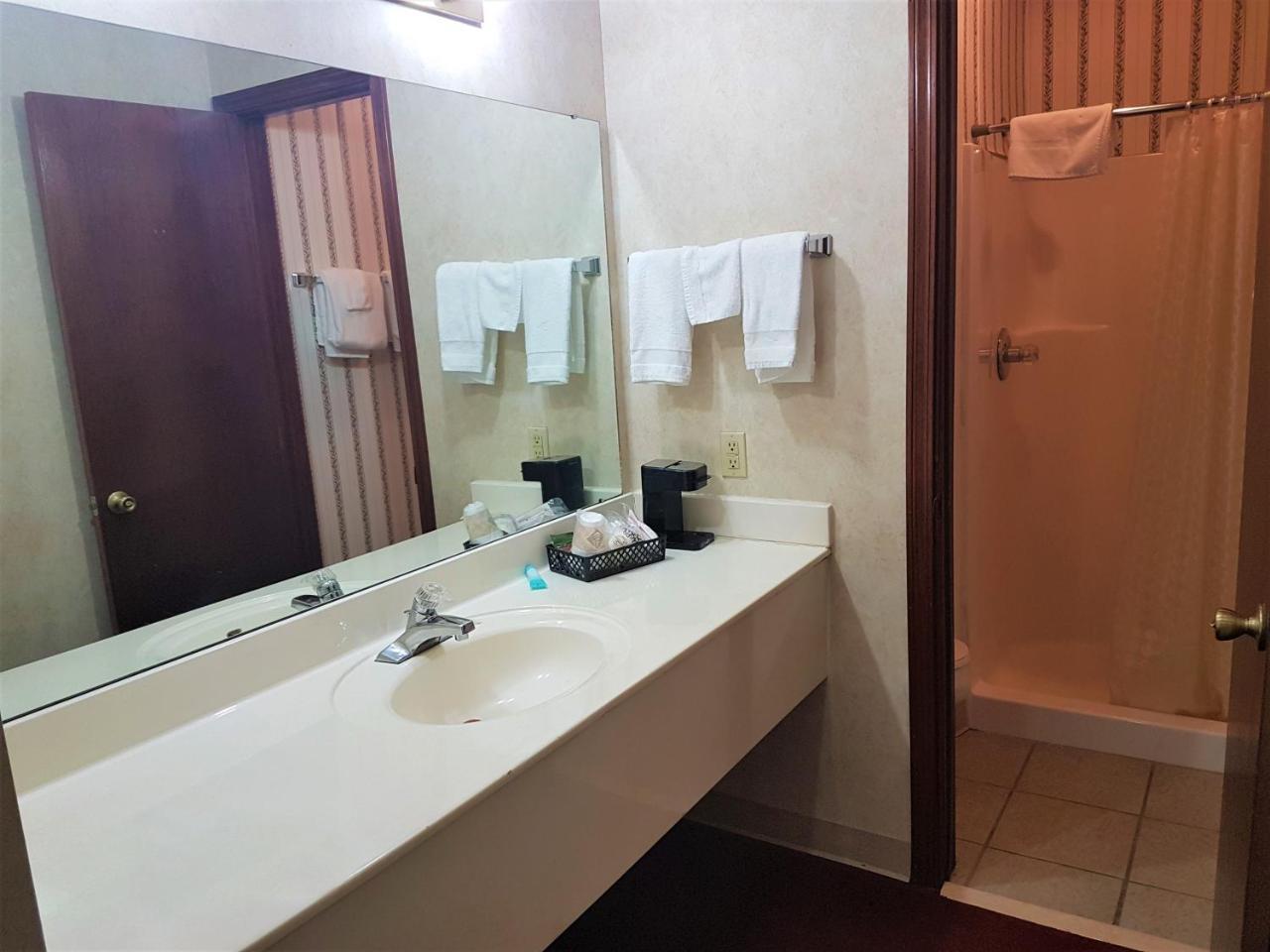 Swiss Village Inn Юрика Спрингс Экстерьер фото