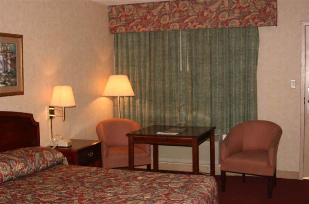 Swiss Village Inn Юрика Спрингс Экстерьер фото