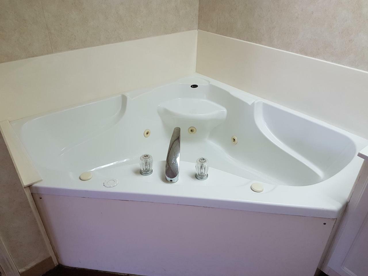 Swiss Village Inn Юрика Спрингс Экстерьер фото